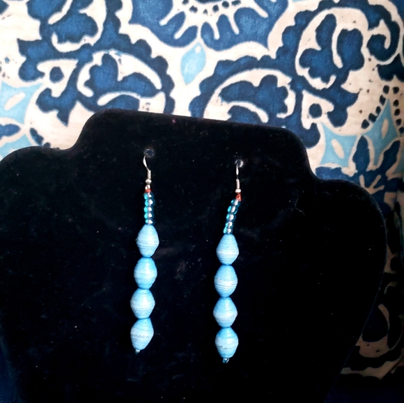 Handmade paper necklace and earrings. - Picture 3 of 6